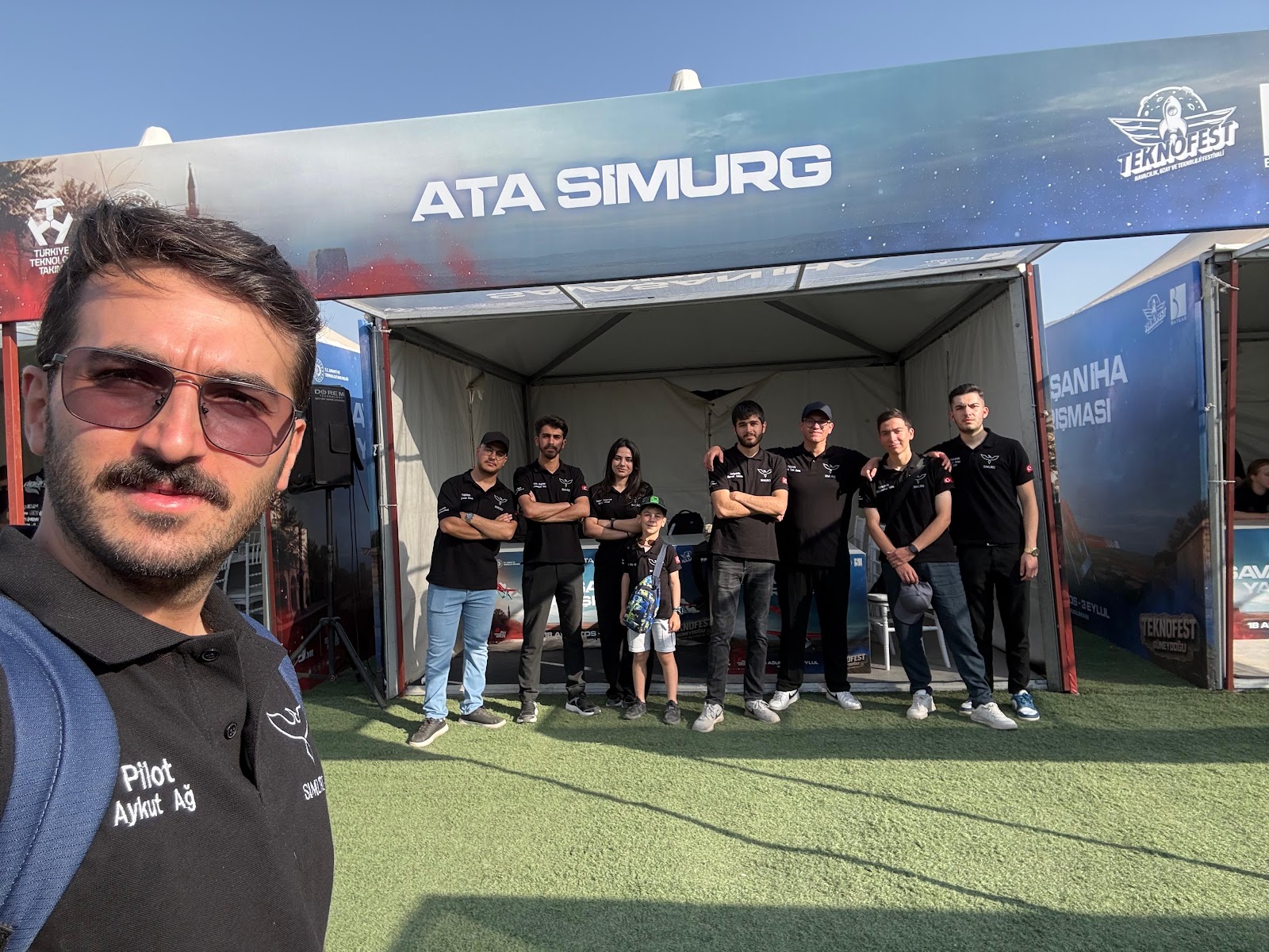 ATA Simurg TEKNOFEST stantında ekip selfie